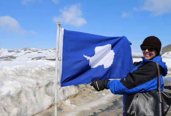 flag-photo-in-antarctica
