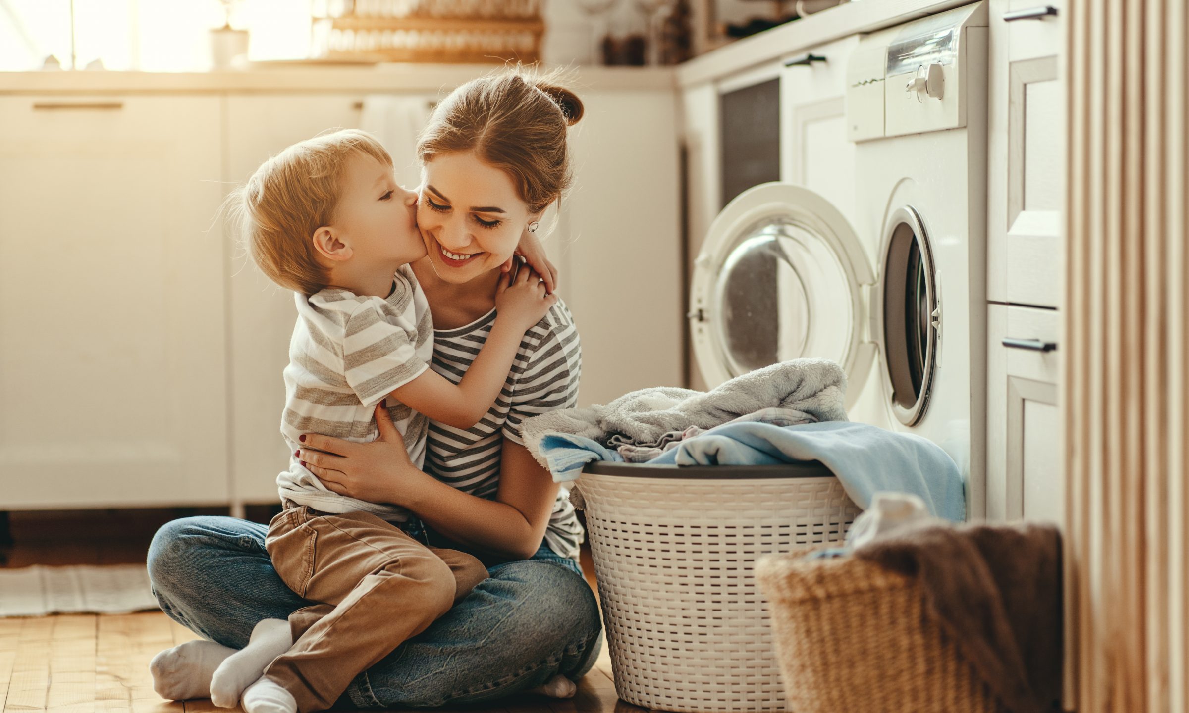 Пор мам дом. Мама и стиральная машина фотосток. Happy Family mother housewife and child in Laundry with washing Machine.