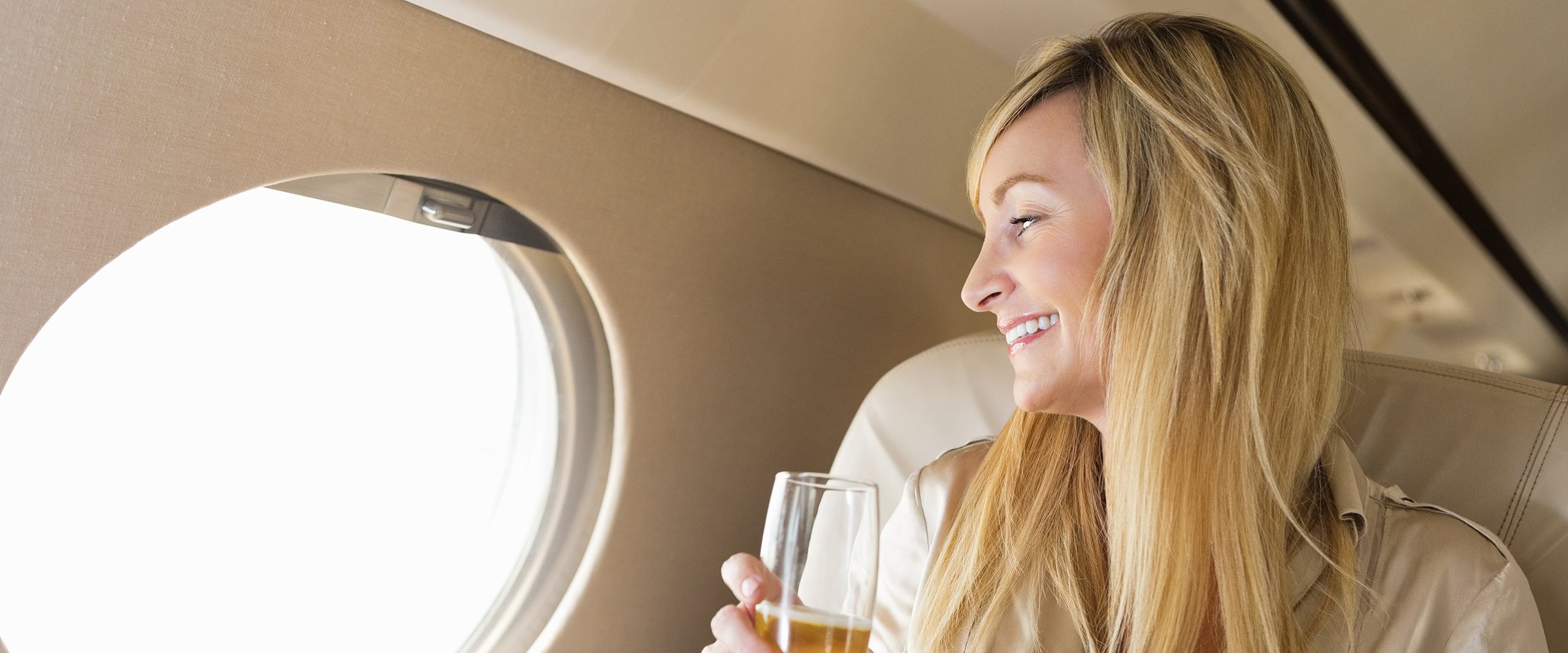 Шампанское в самолете можно. Девушка с шампанским в самолете. Красотка в частном самолете с шампанским. Шампанское в частном самолете. Девушка в салоне самолета с шампанским.