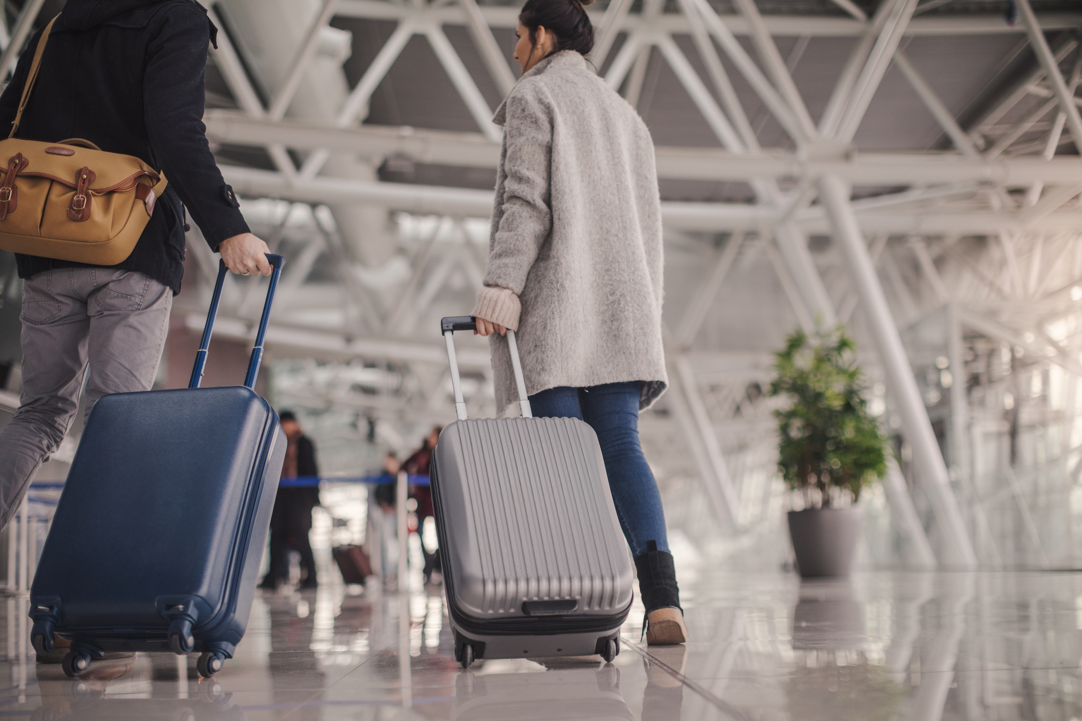 He arrived at the airport. Человек с чемоданом. Чемодан в аэропорту. Люди с чемоданами в аэропорту. Турист с чемоданом.