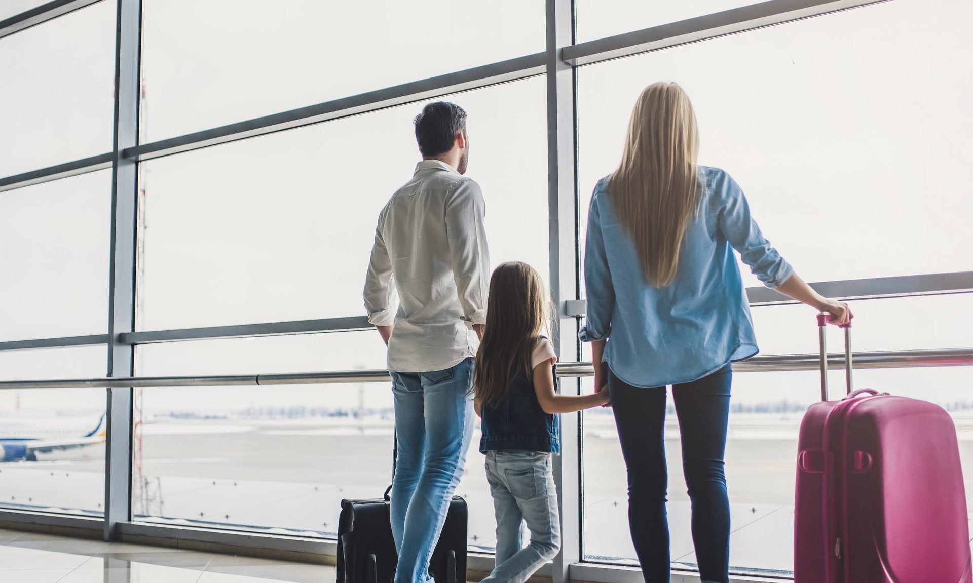 Выезд за границу в 2024 году. Семья в аэропорту. Аэропорт фото. Выезд за границу картинки. Фотография в аэропорту семьи.