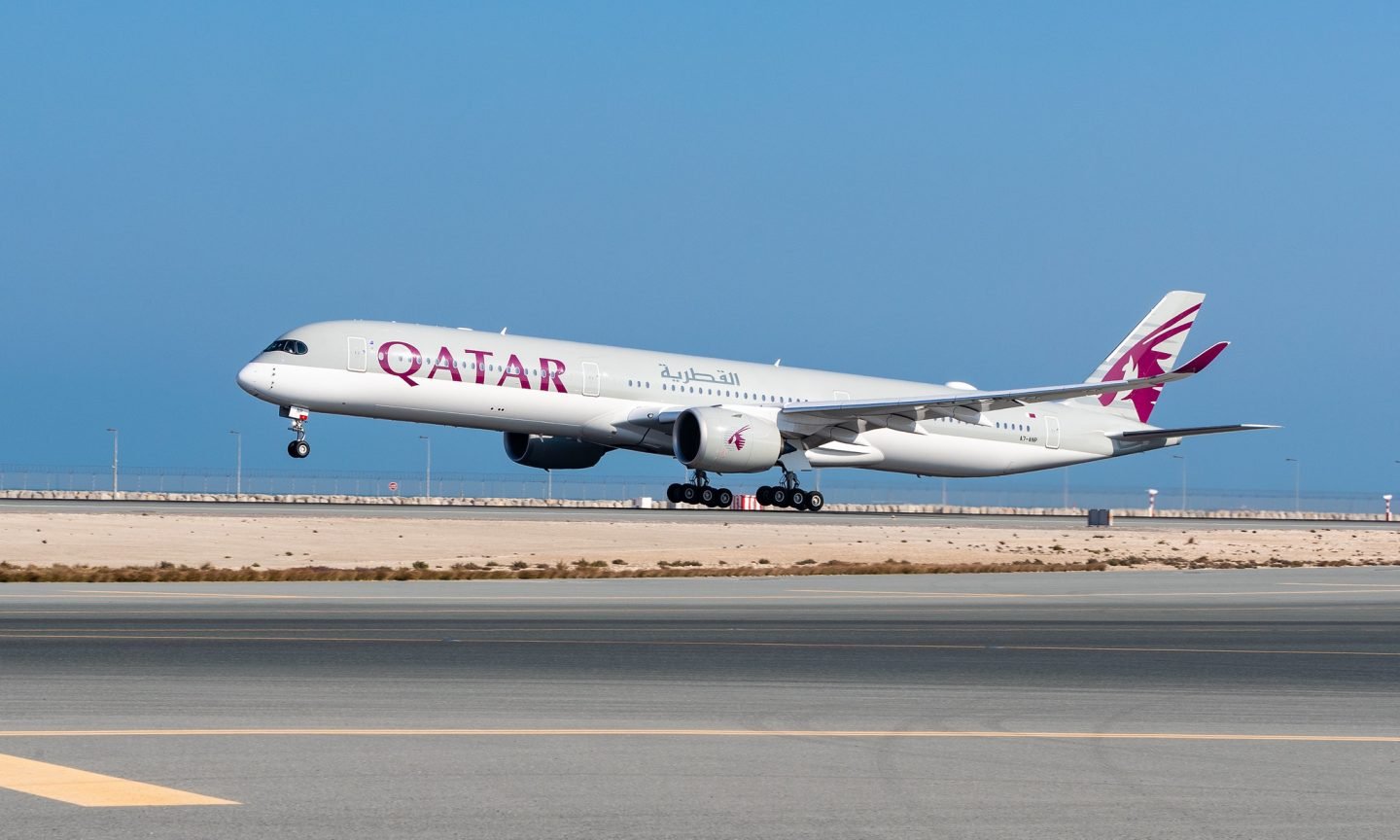 can i travel on qatar airways unvaccinated