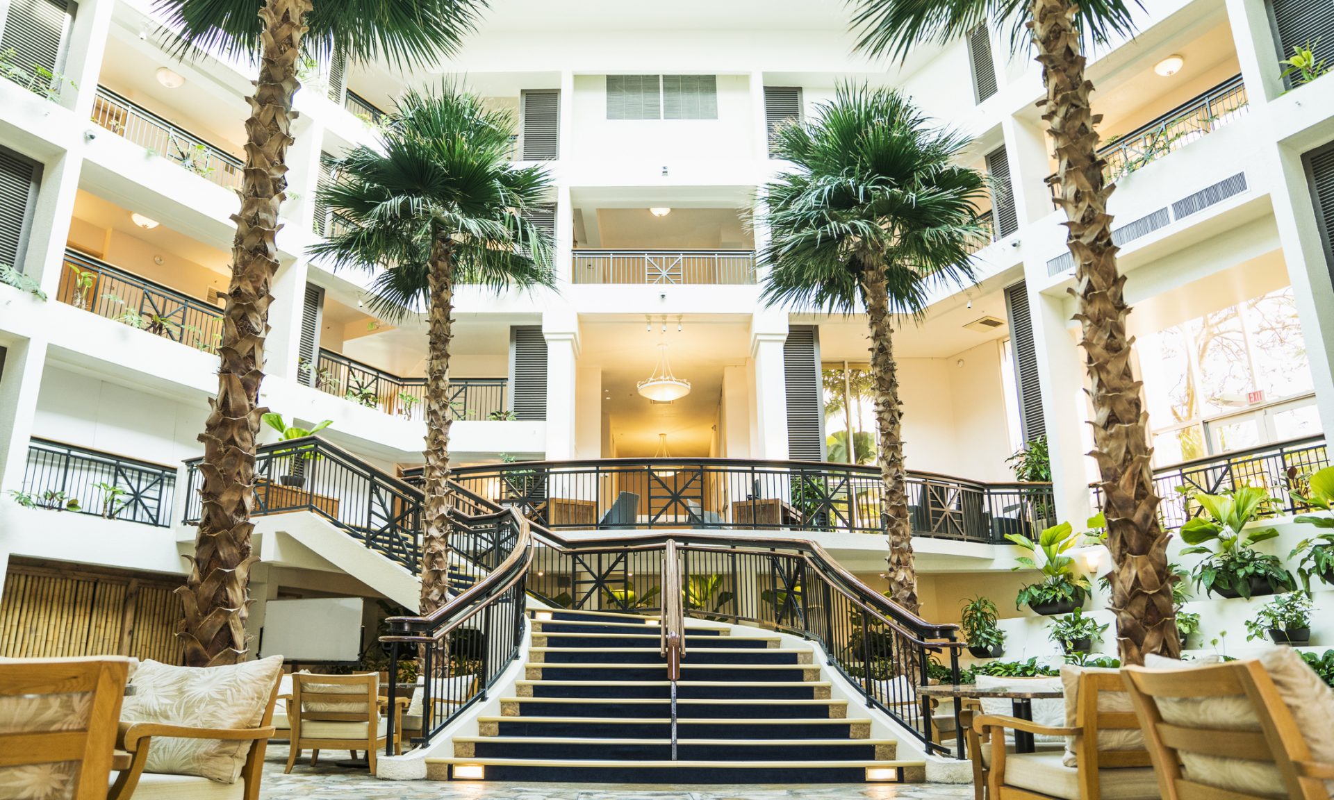 Khách sạn của chúng tôi là thành viên của Luxury Hotels of the World - một trong những tập đoàn khách sạn danh giá nhất thế giới. Với sứ mệnh mang lại trải nghiệm đích thực cho khách hàng, chúng tôi sẽ không làm Quý khách thất vọng với một số lựa chọn phòng nghỉ tuyệt vời. 