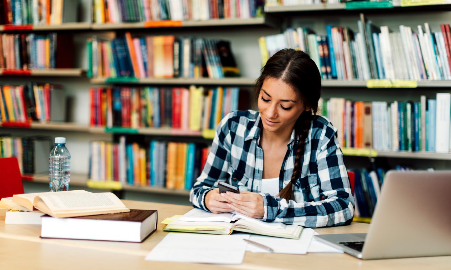 How Is a Pupil Mortgage Completely different From a Scholarship? – NerdWallet