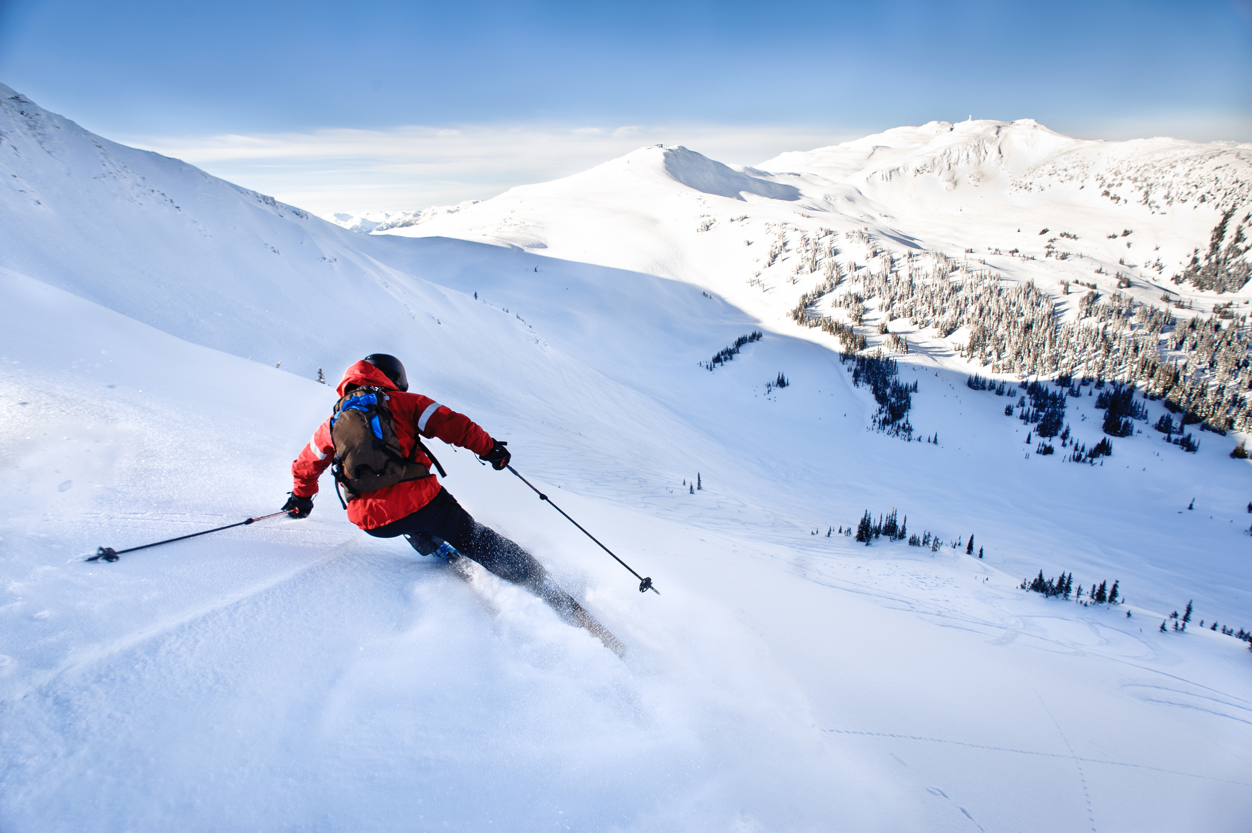 Лыжник скатывается. Лыжный курорт Армении Цахкадзор. Цахкадзор склоны.
