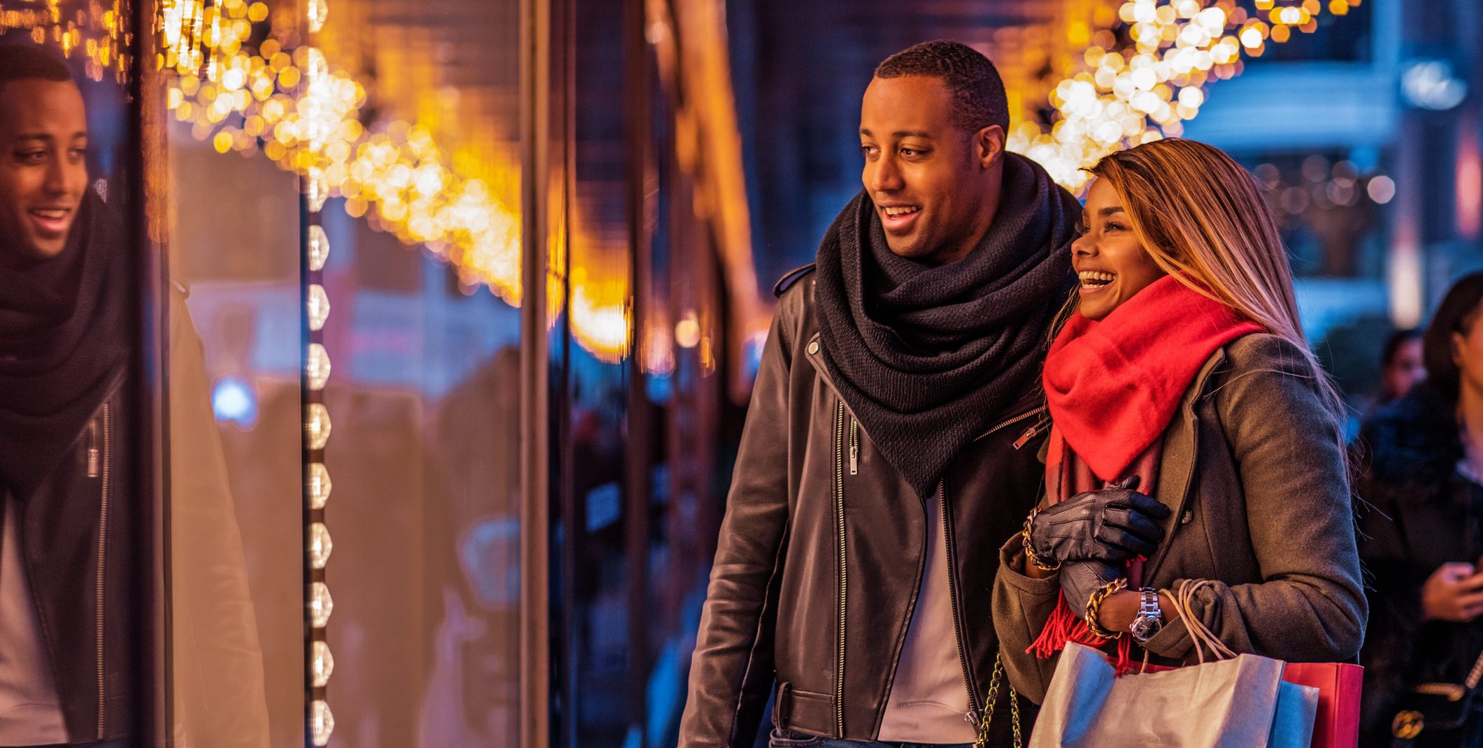 People flock to malls to kick off holiday shopping season