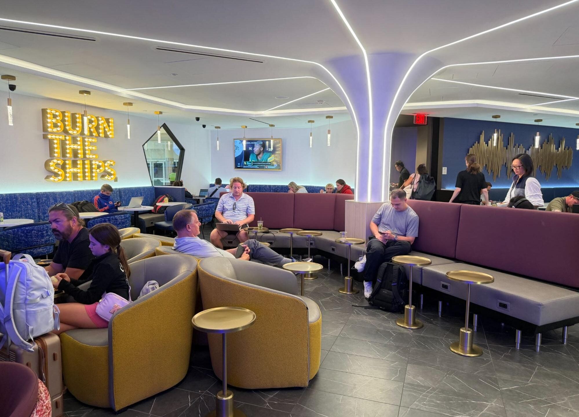 MoneyWireDaily — This Airport Lounge Has a Robot Bartender and Video Games