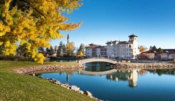 Hotels to see the fall leaves