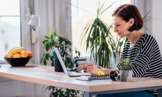 Zoho Books vs. QuickBooks: Features Comparison, Pros, Cons