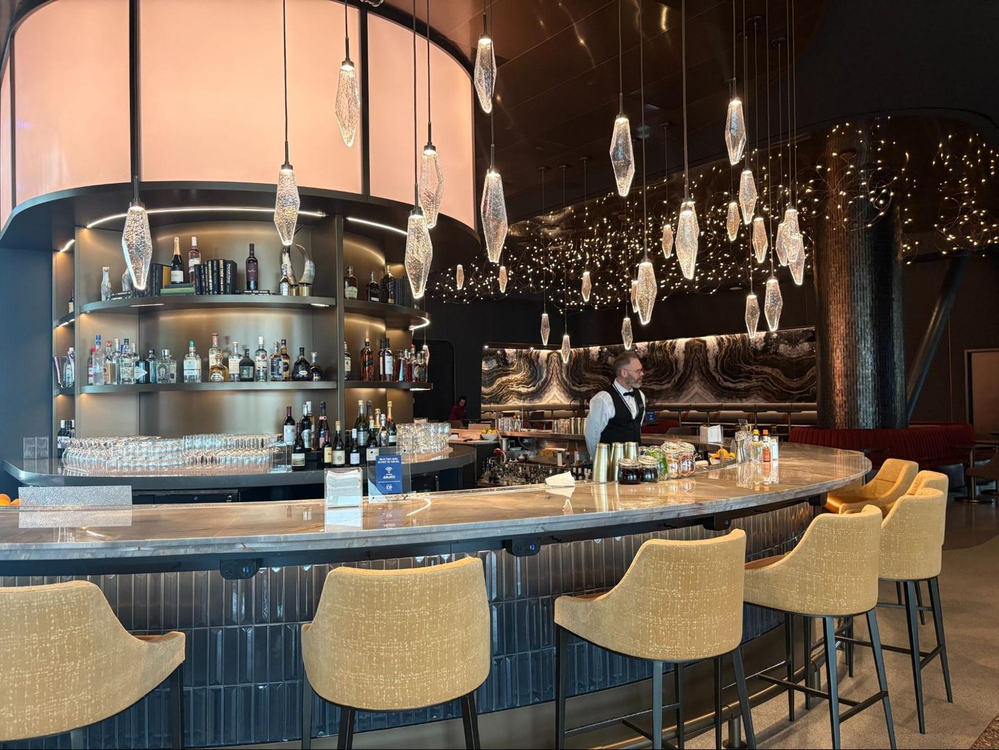 Bar, Person